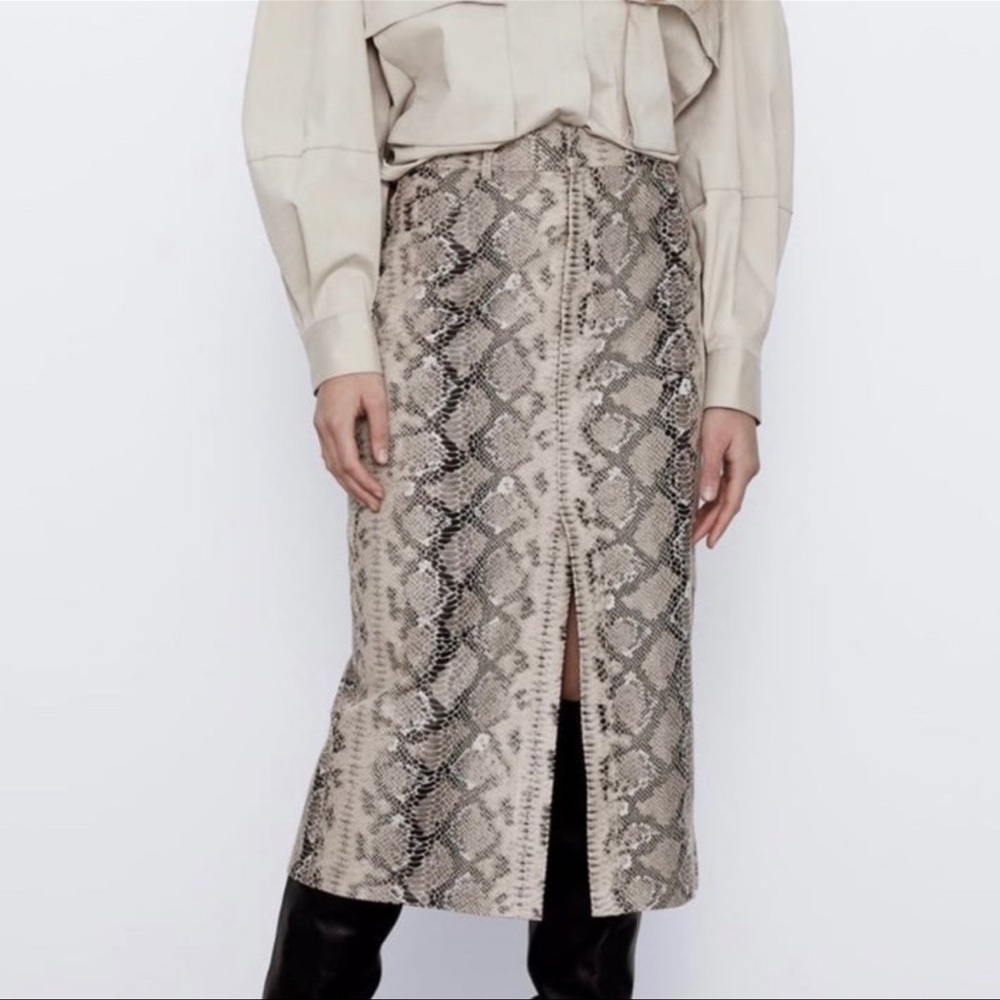 *****Not available anymore *****

Zara Snake Print Midi Skirt in Beige and Black